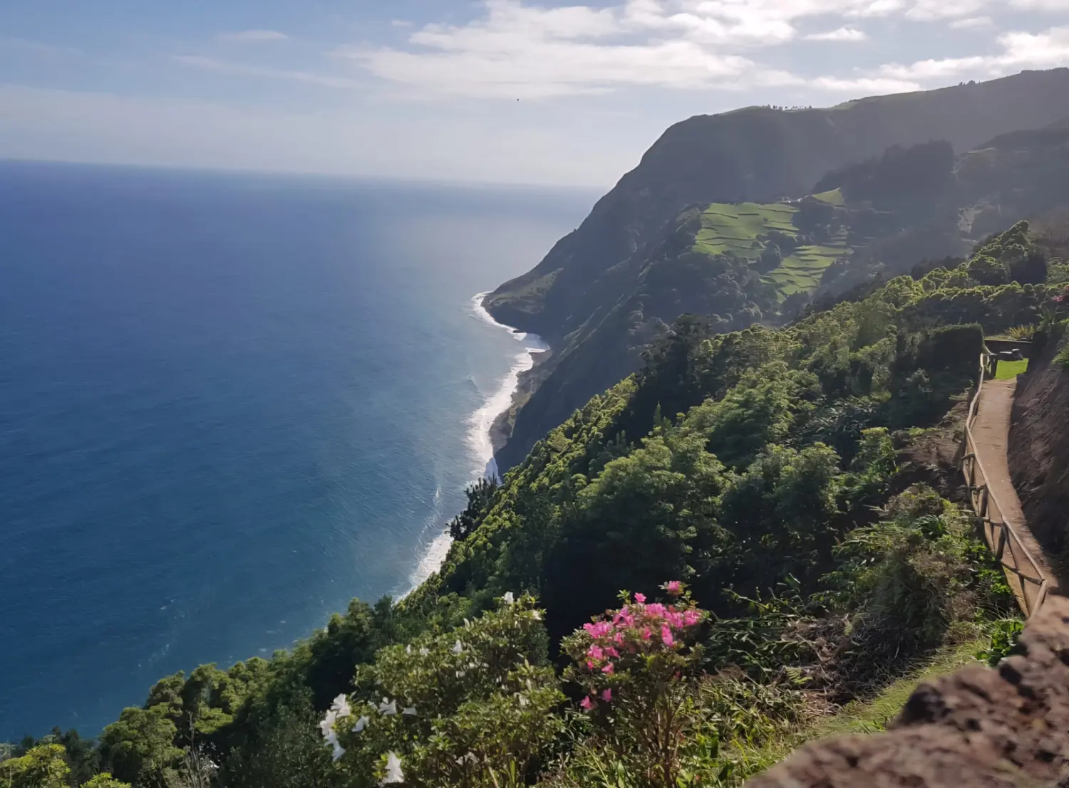 Villa Magia Verde – ein malerischer Aussichtspunkt auf der Insel São Miguel auf den Azoren, Portugal. 