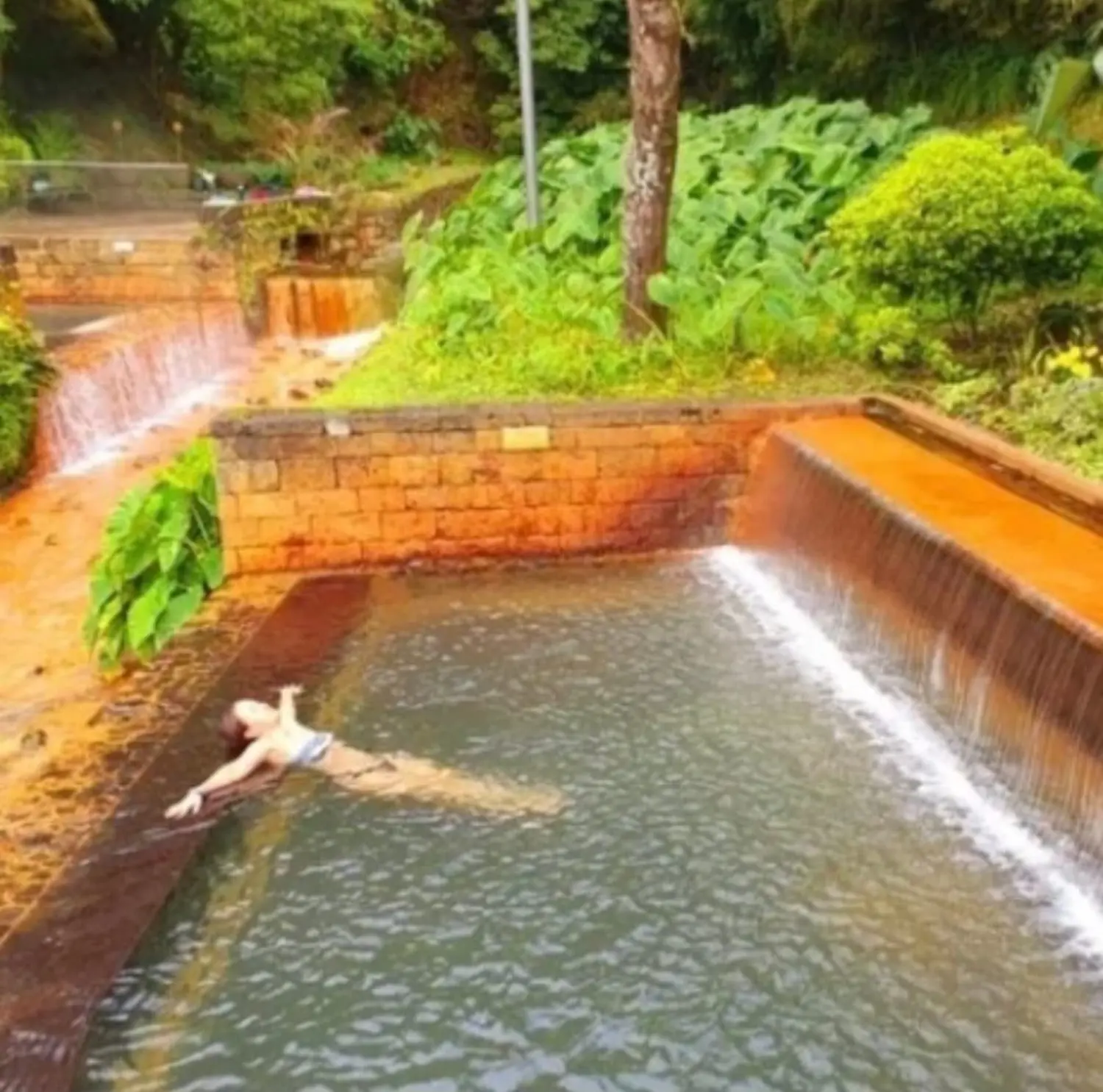 Villa Magia Verde – jemand entspannt sich in den heißen Quellen von Poça da Dona Beija in Furnas, auf der Insel São Miguel, Azoren, Portugal. 