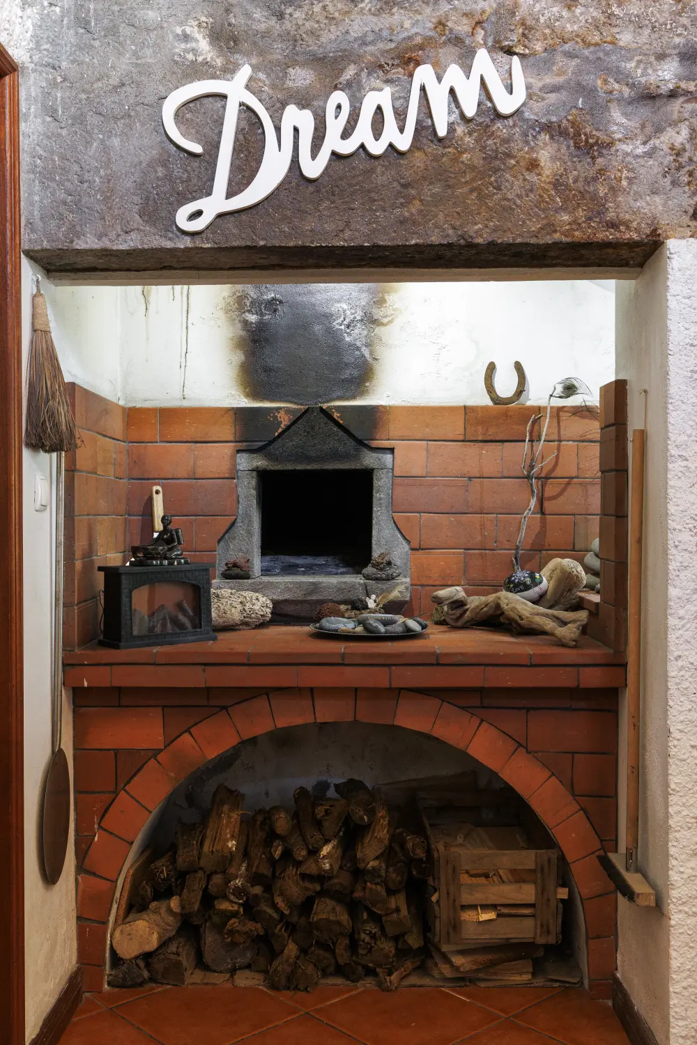 Villa Magia Verde – Blick auf den Kamin in der Küche