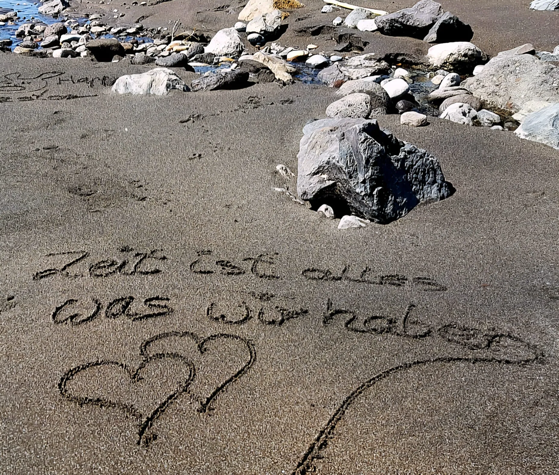Villa Magia Verde – eine Botschaft, geschrieben in den Sand am Strand: „Zeit ist alles, was wir haben.“ 