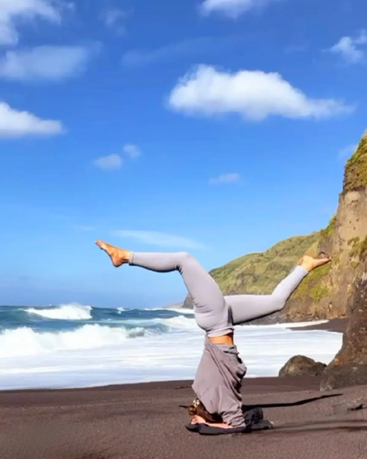 Villa Magia Verde – eine Frau, die Yoga am Strand praktiziert