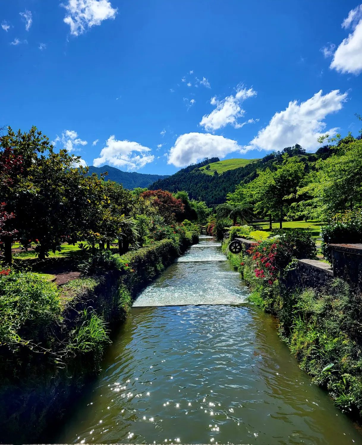 Villa Magia Verde – ein malerischer Blick auf Furnas, ein pittoreskes Dorf auf der Insel São Miguel auf den Azoren, Portugal. 